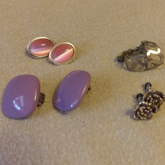 Four clip on earrings. - Picture 1 of 5
